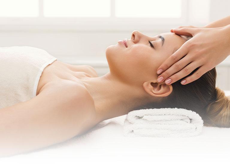 Kobieta podczas masażu relaksacyjnego